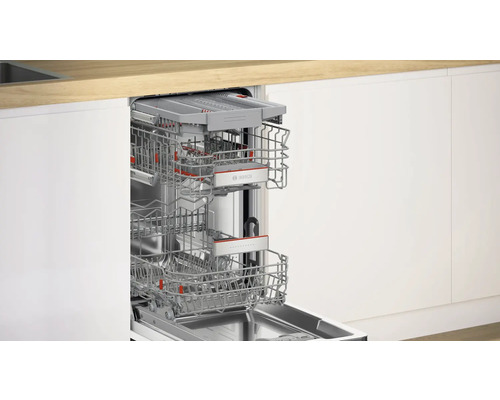 Offene Geschirrspülmaschine mit herausgezogenen Körben