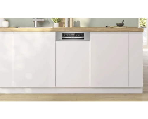Integrierter Geschirrspüler in einer Küchenzeile mit weißen Schrankfronten