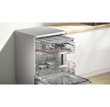 Geöffneter Geschirrspüler mit herausgezogenen Körben