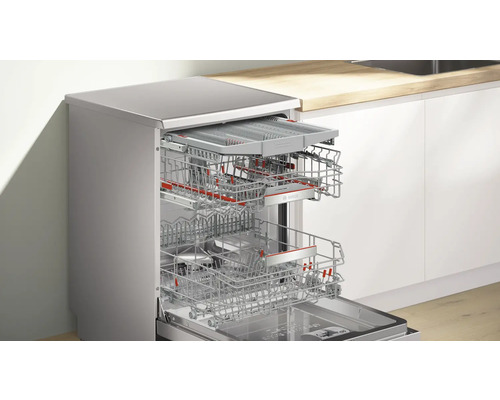 Geöffneter Geschirrspüler mit herausgezogenen Körben