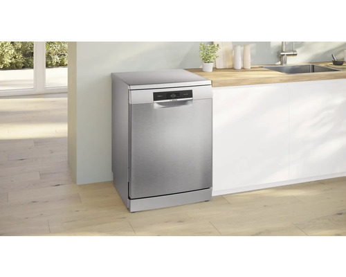 Freistehender Geschirrspüler in einer hellen Küche.