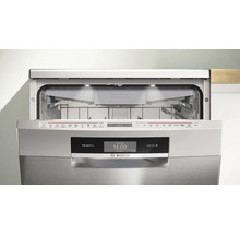 Geöffneter Geschirrspüler der Serie 8 von Bosch mit digitaler Anzeige