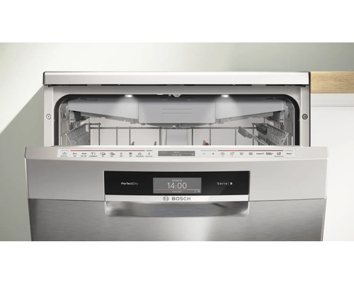 Geöffneter Geschirrspüler der Serie 8 von Bosch mit digitaler Anzeige