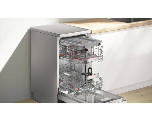Geöffneter Geschirrspüler mit mehreren Spülkörben