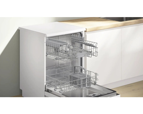 Geschirrspüler mit geöffneter Tür und herausgezogenen Geschirrkörben