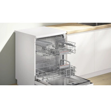 Geschirrspüler mit geöffneter Tür und Geschirrkörben