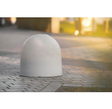 Betonpoller auf Pflastersteinen zur Verkehrsregelung