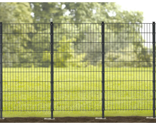 Doppelstabmattenzaun mit Pfosten vor Rasenfläche