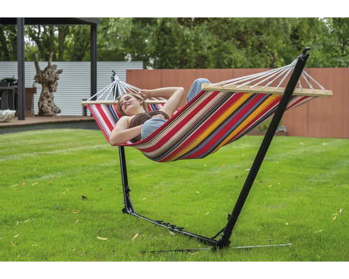 Frau entspannt in Hängematte mit Stahlgestell im Garten