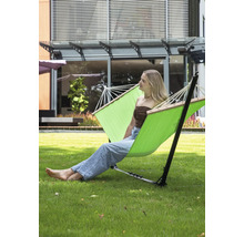 Freistehende Hängematte mit einer Frau, die im Garten entspannt.