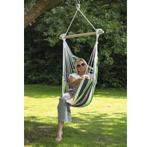 Frau entspannt in einer Hängematte im Garten