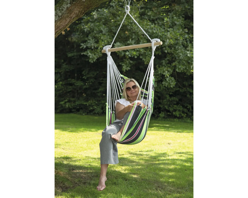 Frau entspannt in einer Hängematte im Garten