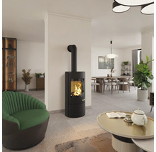 Wohnzimmer mit Kaminofen, Sessel und Esstisch