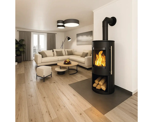 Wohnzimmer mit Kaminofen, Sofa und Holzboden