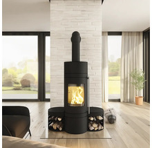 Schwarzer Kaminofen mit Holzfächern in einem Wohnzimmer