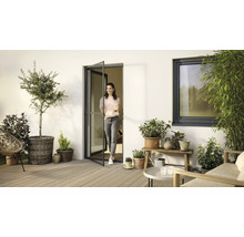 Terrasse mit Pflanzen, Gartenmöbeln, Insektenschutztür und Fenster für ein gemütliches Ambiente.