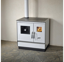 Weißer Küchenherd mit Kochfeld und Abgasrohr