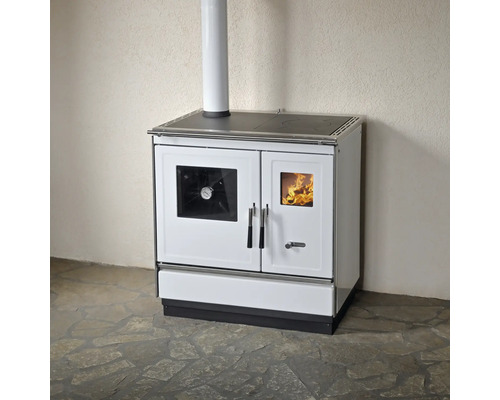 Weißer Küchenherd mit Kochfeld und Abgasrohr