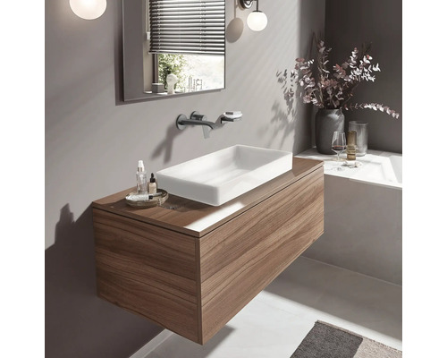 Badezimmer mit Waschtisch, Armatur, Spiegel und Accessoires für ein stilvolles Ambiente