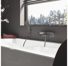 Badezimmer mit Badewanne, Armatur und Handbrause