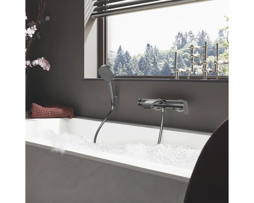 Badezimmer mit Badewanne, Armatur und Handbrause