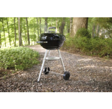 Kugelgrill mit Rollen auf Kiesweg im Garten