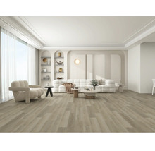 Heller Wohnraum mit Bodenbelag in Holzoptik, Sessel und Sofa