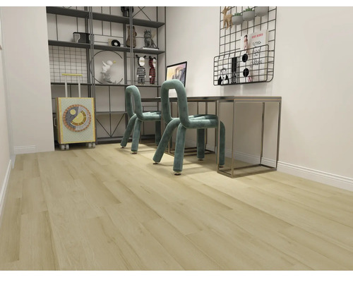 Zimmer mit Schreibtisch, Stühlen und Regal