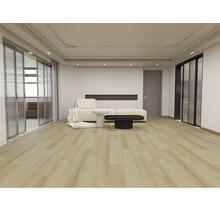 Heller Wohnraum mit Sofa, Couchtisch und Schiebetüren