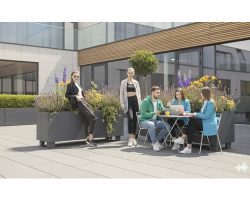 Personen sitzen und stehen im Aussenbereich an Tischen und Pflanzenkübeln.