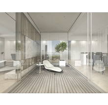 Heller Raum mit Sitzgelegenheit, Tisch und Pflanze für den Wohnbereich