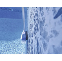 Poolbürste reinigt die Poolwand unter Wasser.