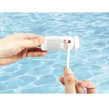 Poolwasseranalyse mit Teststreifen.