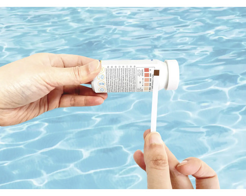 Poolwasseranalyse mit Teststreifen.