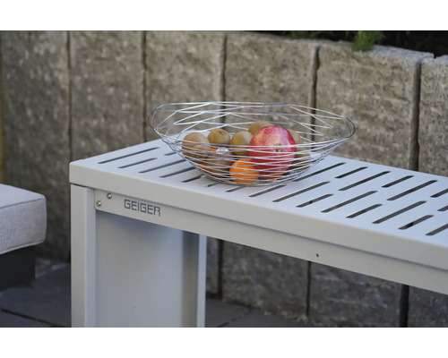 Drahtkorb mit Obst auf einem Gartentisch der Marke Geiger