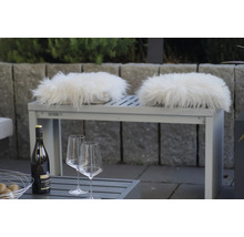 Szene mit Gartenmöbeln, Weinflasche und Weingläsern