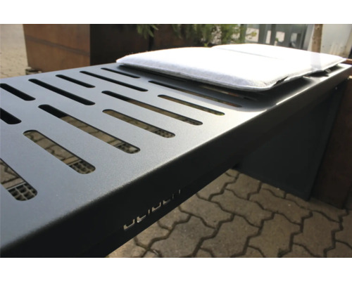 Metallbank mit Sitzkissen für den Außenbereich