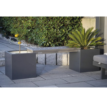 Gartenbank mit integrierten Pflanzkästen aus Metall mit Baum und Pflanze