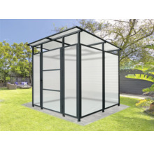 Gartendusche mit Tür und lichtdurchlässigen Wänden im Außenbereich