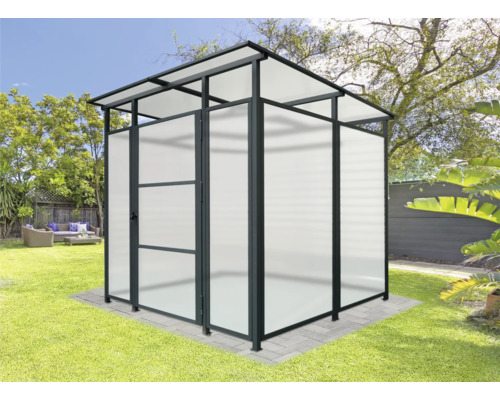 Gartendusche mit Tür und lichtdurchlässigen Wänden im Außenbereich