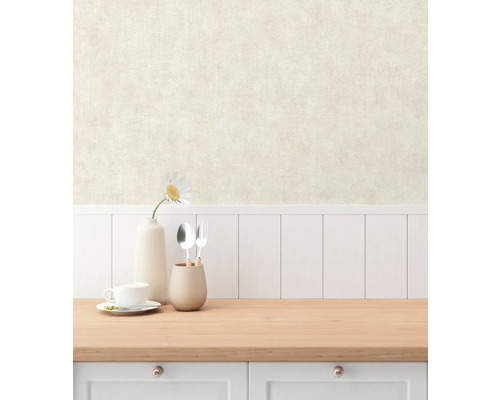 Helle Küche mit Holzarbeitsplatte, Geschirr, Blumenvase und dezent gemusterter Tapete