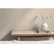 Raumansicht mit Dekoration auf einem Holztisch vor einer Wand
