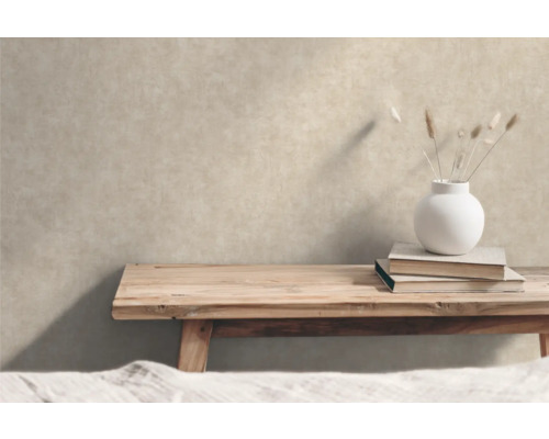 Raumansicht mit Dekoration auf einem Holztisch vor einer Wand