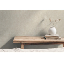 Wandgestaltung mit einer Vase und Büchern auf einer Holzbank