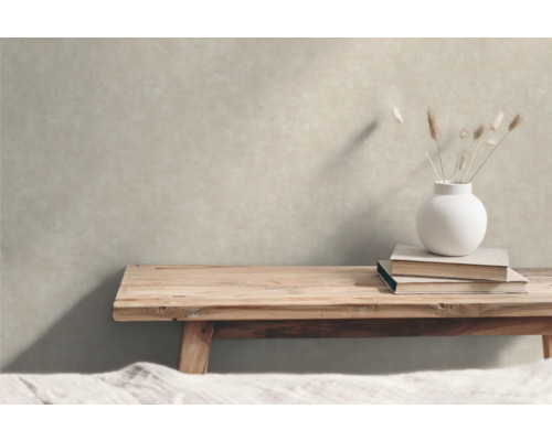 Wandgestaltung mit einer Vase und Büchern auf einer Holzbank