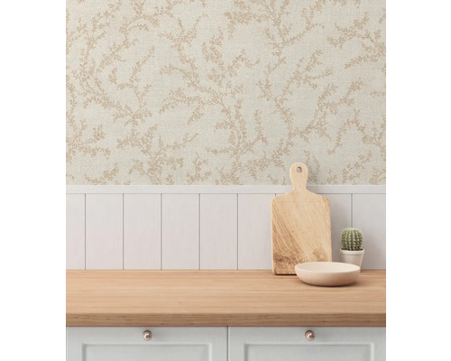 Küchenszene mit floraler Tapete, Holzbrett, Schale und Kaktus