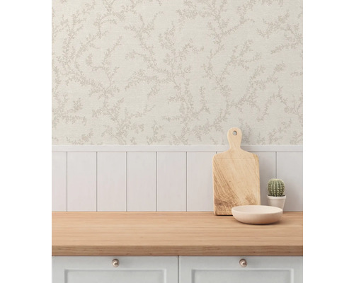 Szene mit einer Arbeitsplatte, einer hölzernen Schneidebrett, einer Schale, einem Kaktus und einer Tapete mit Blumenmuster