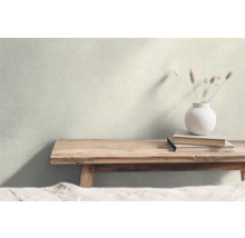 Dekorative Szene mit Holztisch, Büchern und Vase