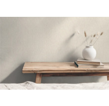 Helle Inneneinrichtung mit Holzbank, Büchern und Vase