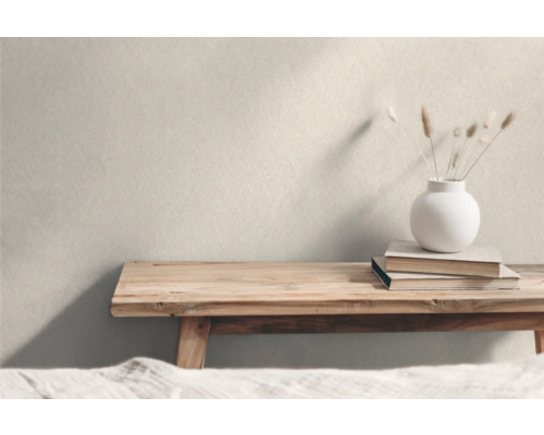 Helle Inneneinrichtung mit Holzbank, Büchern und Vase